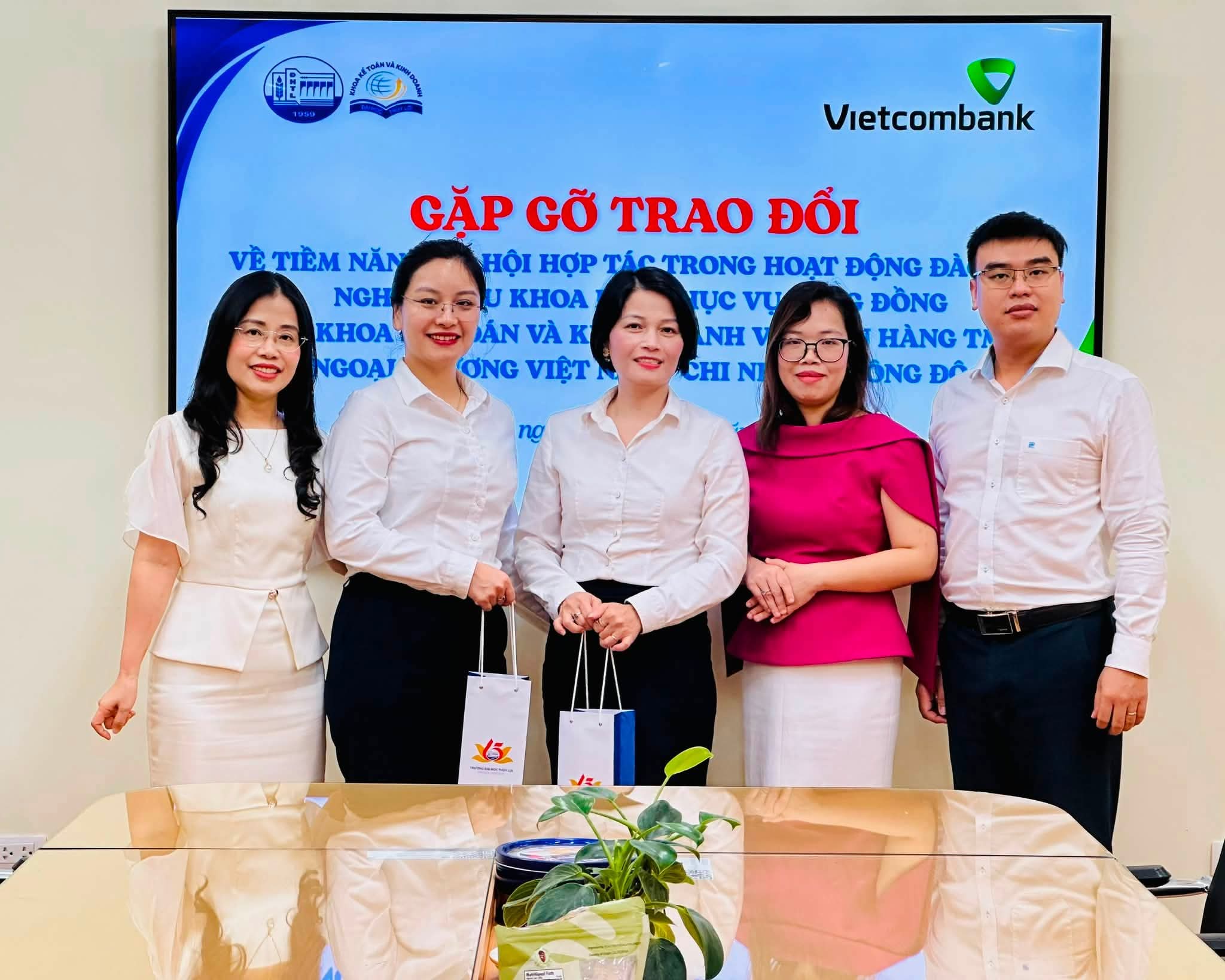 Khoa Kế toán và Kinh doanh