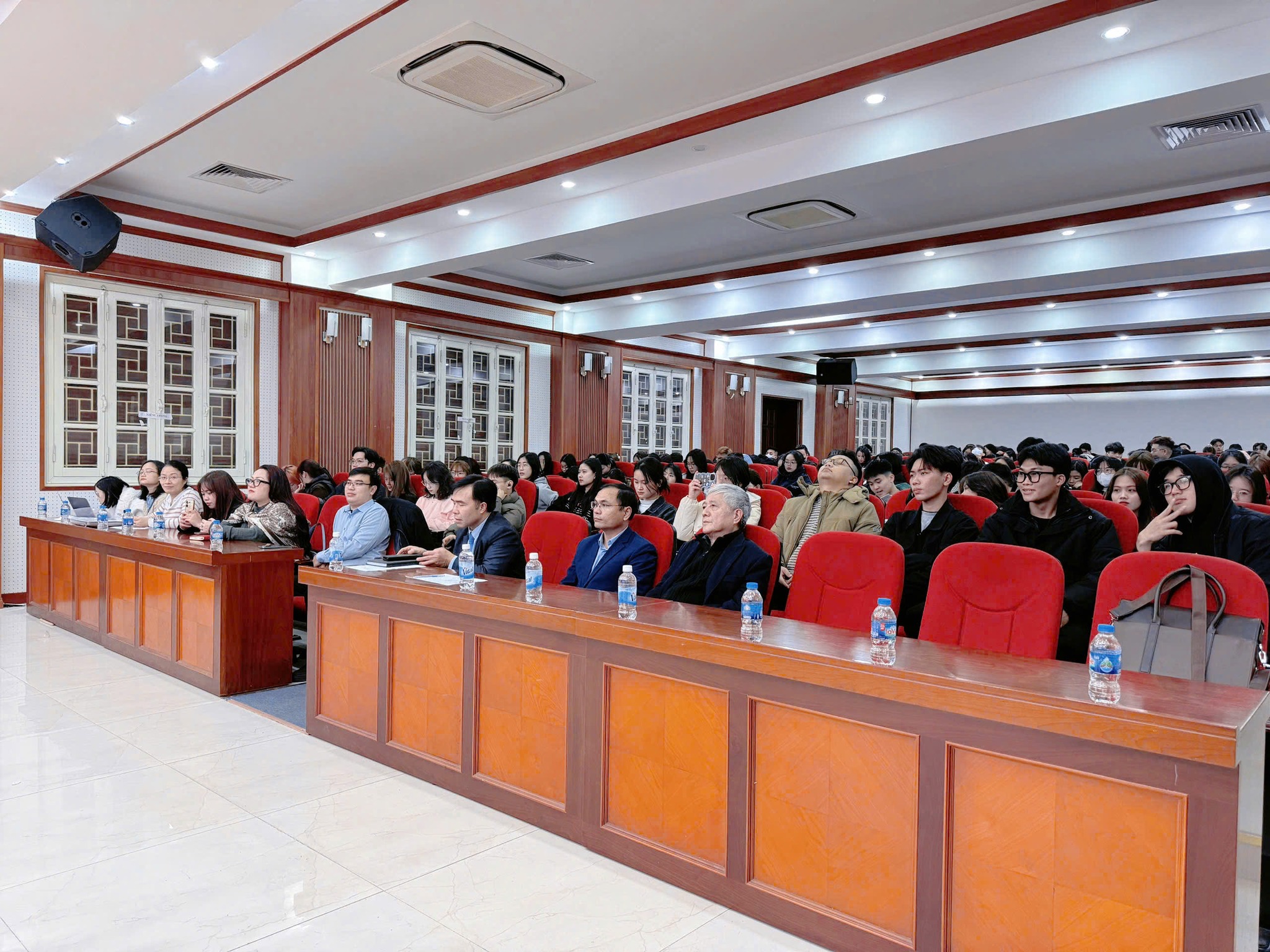 Khoa Kế toán và Kinh doanh