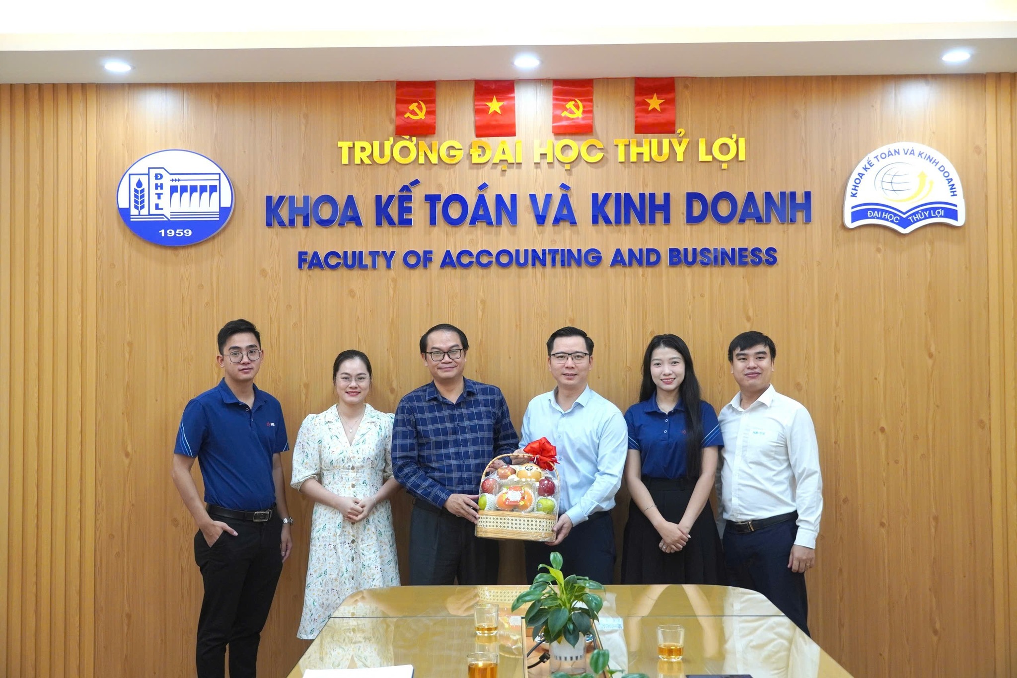 Khoa Kế toán và Kinh doanh