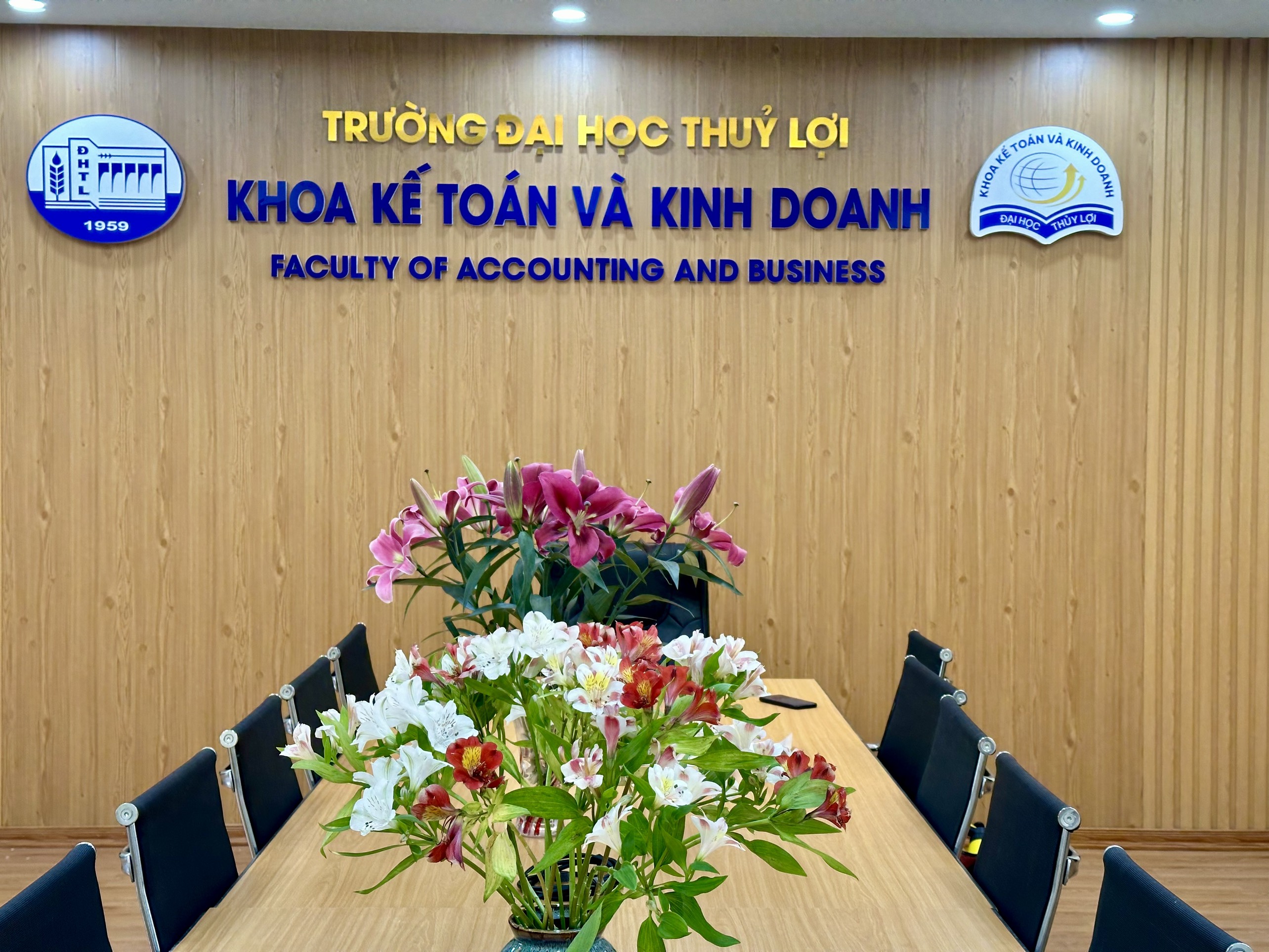 Khoa Kế toán và Kinh doanh