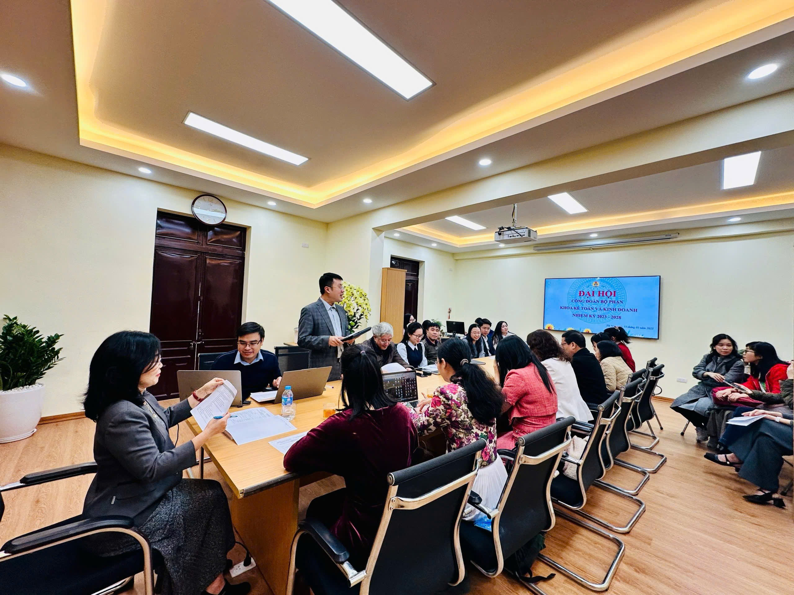 Khoa Kế toán và Kinh doanh