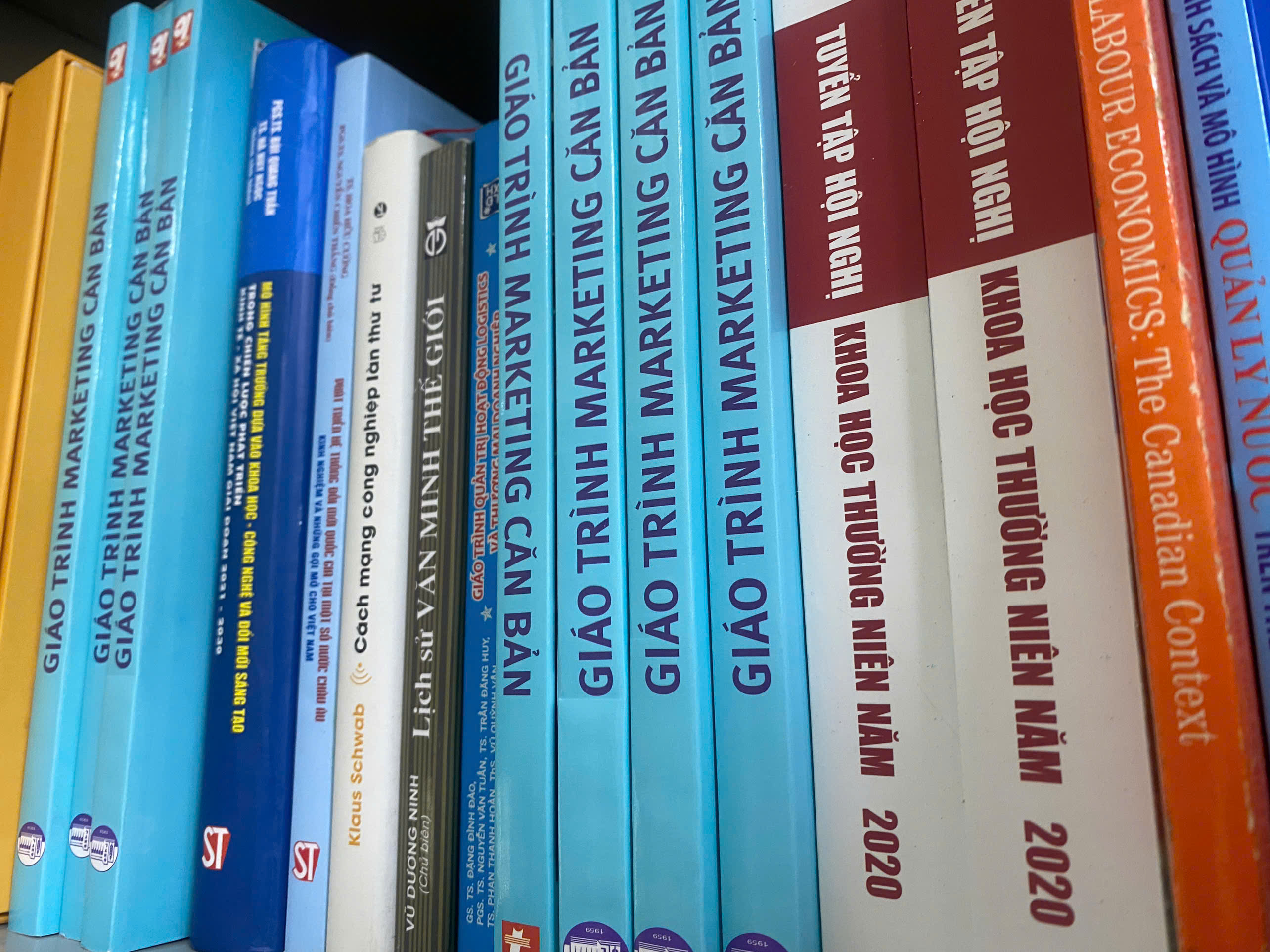 Khoa Kế toán và Kinh doanh