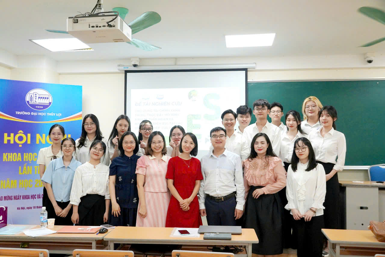 Các nhóm tham gia cùng các thầy cô tiểu ban 3