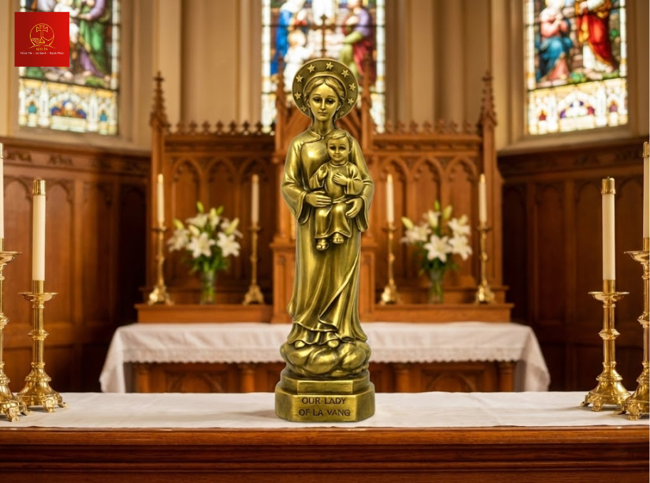 Bàn thờ với tượng Đức Mẹ La Vang bằng đồng màu vàng gold