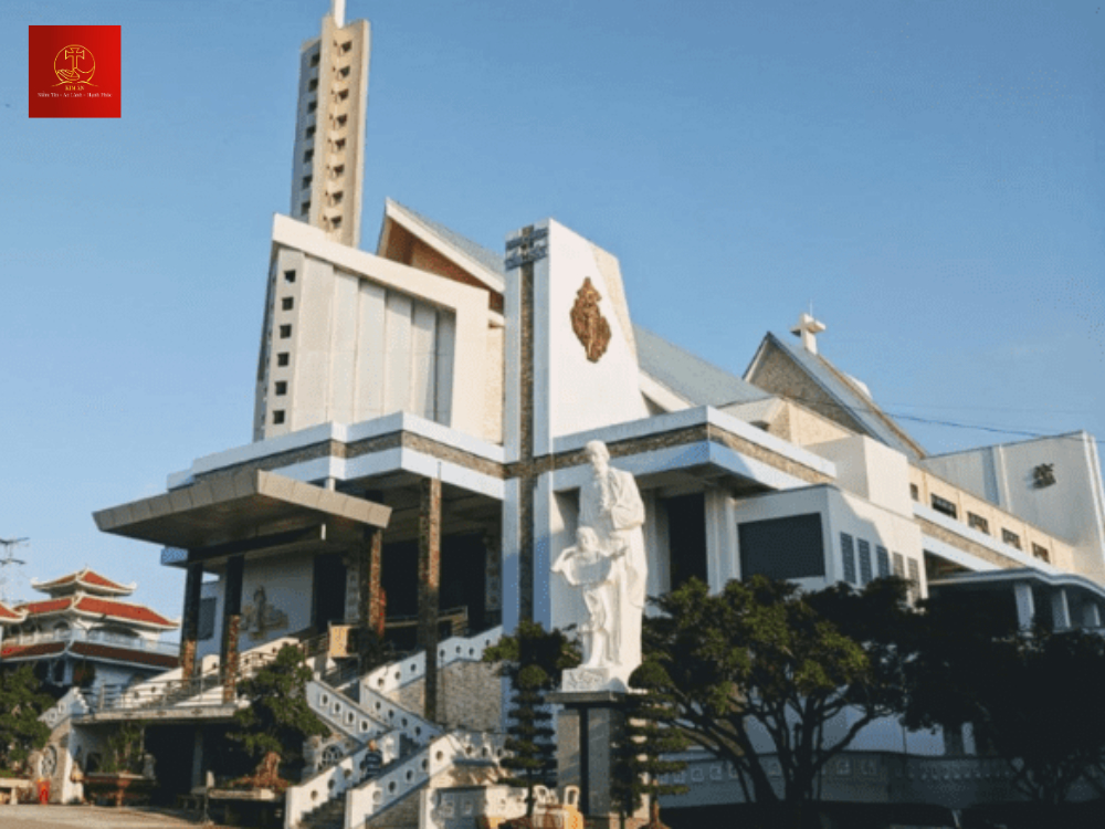 Ngôi thánh đường Tắc Sậy uy nghi vươn cao giữa trời xanh