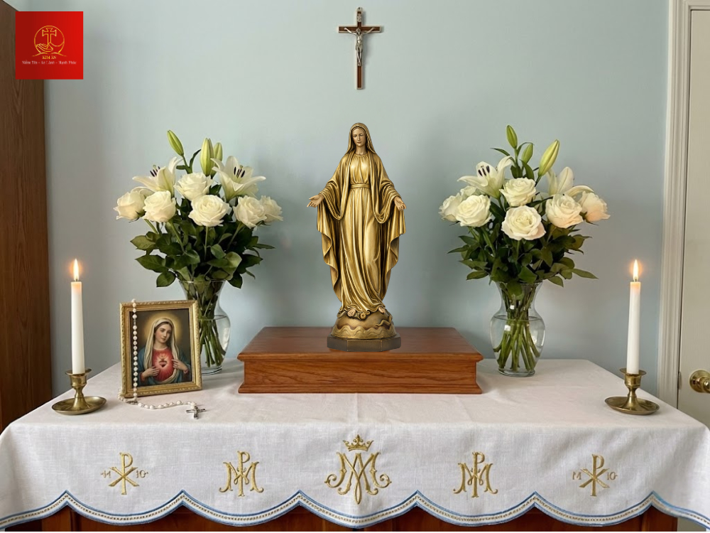 Bàn thờ Đức Mẹ Fatima bằng đồng sang trọng, dang tay che chở các con Chiên