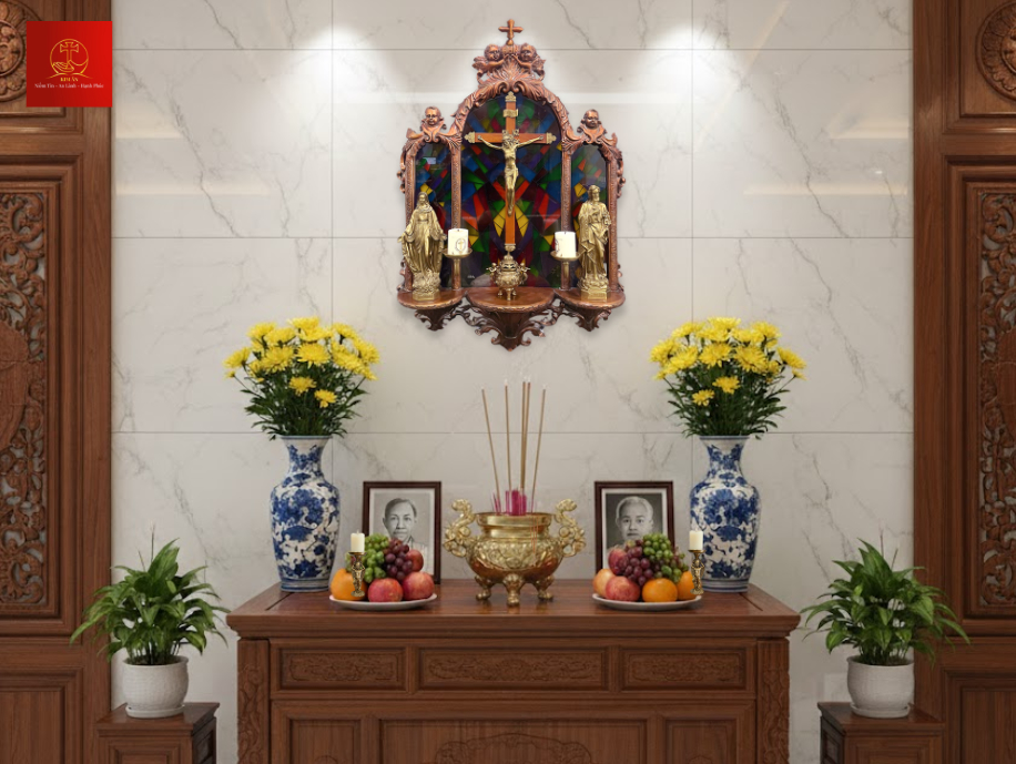 Mẫu bàn thờ Công giáo và tổ tiên bài trí đơn giản với lễ quả tươi và bình hoa cúc, tạo nên không gian thanh tịnh và trang nghiêm