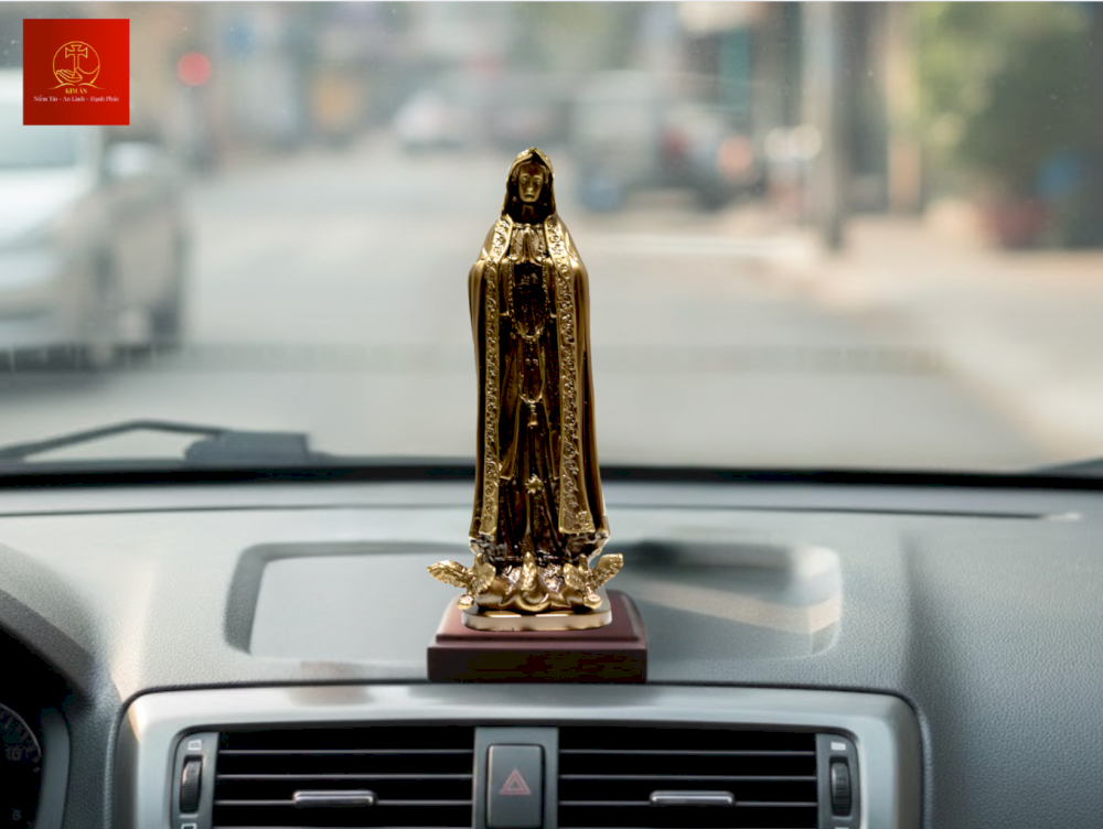 Bài trí tượng Đức Mẹ Fatima 18cm trang nghiêm trên taplo xe ô tô.