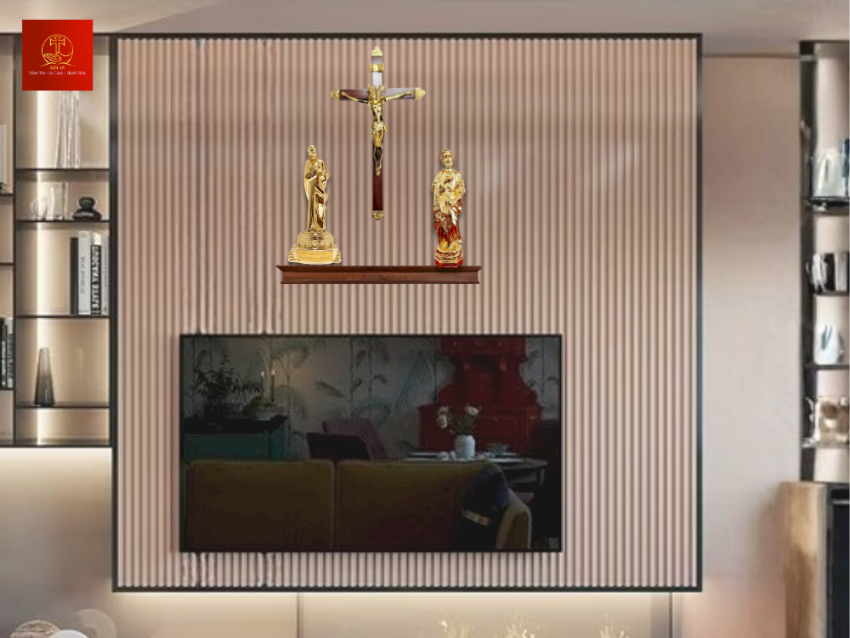 Bàn thờ Công Giáo gồm Thánh Giá Chúa Giêsu Gỗ, tượng Mẹ Núi Cúi và tượng Thánh Giuse