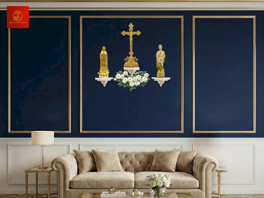 Bàn thờ Công giáo gồm Thánh Giá hoa đào, tượng Đức Mẹ và tượng Thánh Giuse