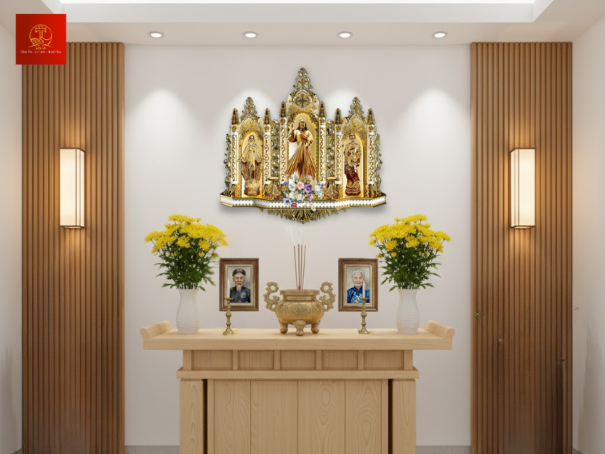 Bàn thờ Công giáo được đặt trang trọng phía trên bàn thờ gia tiên
