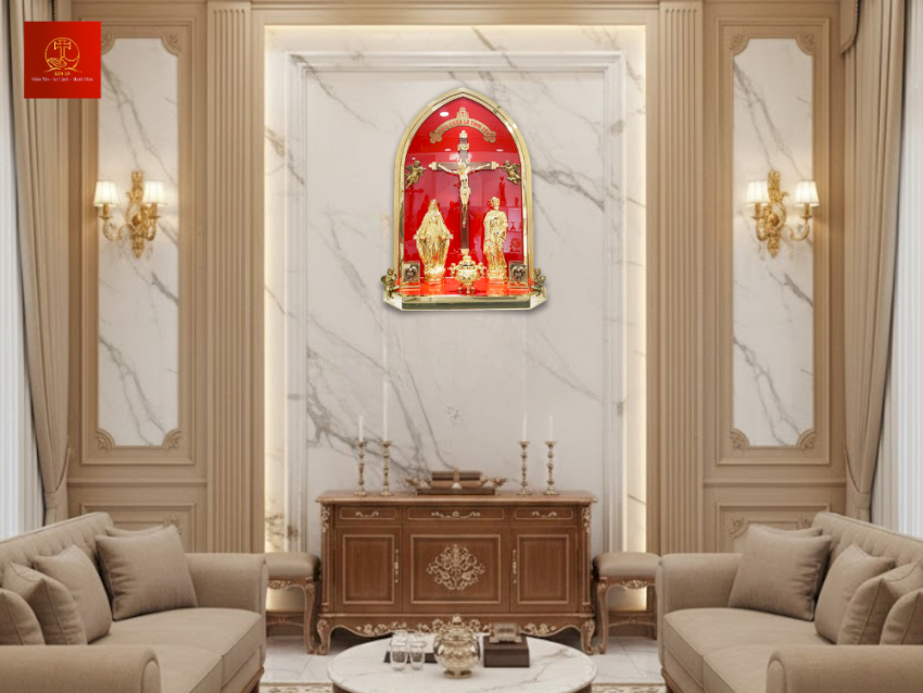 Bàn thờ Công giáo thiết kế hộp vòm nền đỏ viền kim loại trong phòng khách tông màu ấm