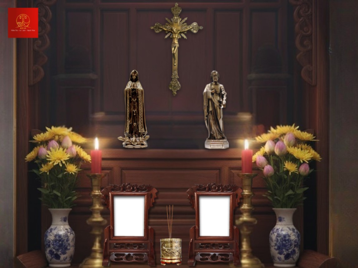 Bàn thờ Công giáo được bố trí trên bàn thờ hai tầng để phân tách rõ không gian thờ kính