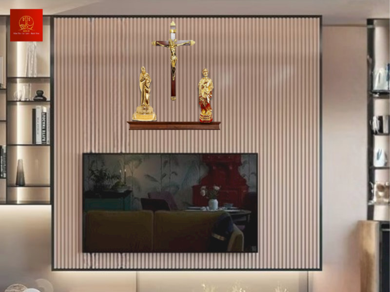 Bàn thờ với Thánh Giá, Mẹ Núi Cúi và Giuse.