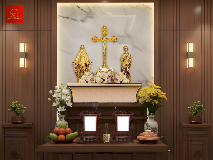 Bố trí bàn thờ hai tầng với bàn thờ Chúa gồm Thánh Giá, tượng Đức Mẹ và tượng Thánh Giuse