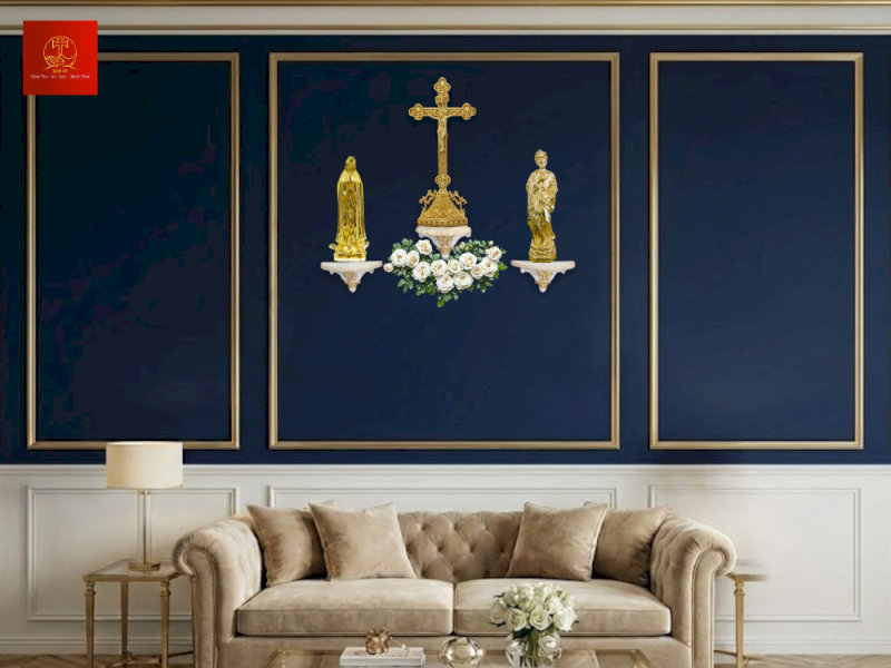 Tượng Đức Mẹ được tôn kính cùng Thánh Giá và tượng Thánh Giuse