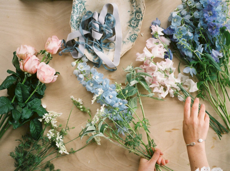 Sau khi đã chọn được dáng cắm, xác định điểm nhấn của bình hoa rồi phân chia các loại hoa