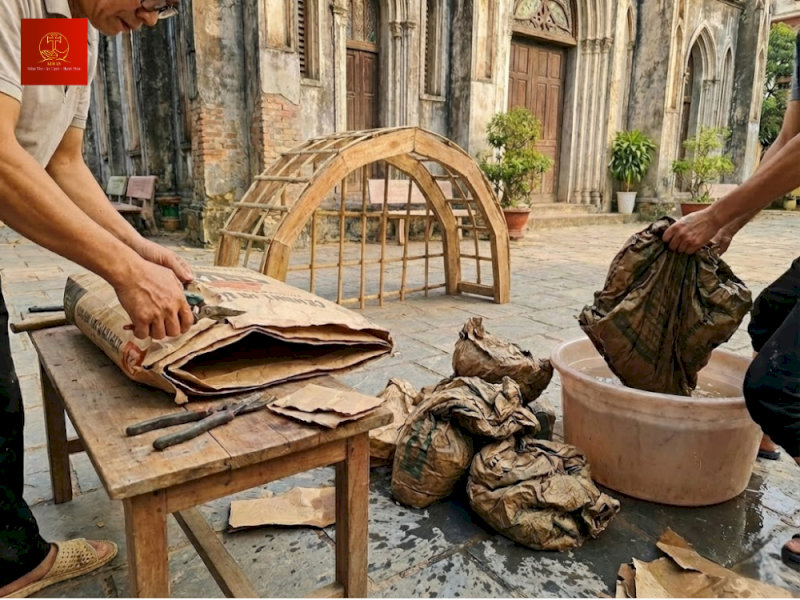 Cắt và vò nát vỏ bao xi măng thật kỹ trong nước