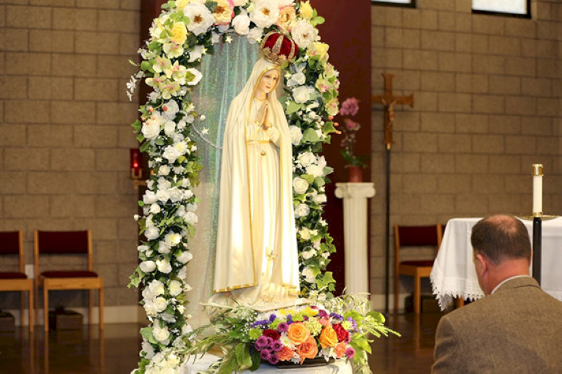 Kiểu cắm hoa dáng vòm tạo ra khung cảnh bề thế, tôn vinh vật phẩm chính giữa