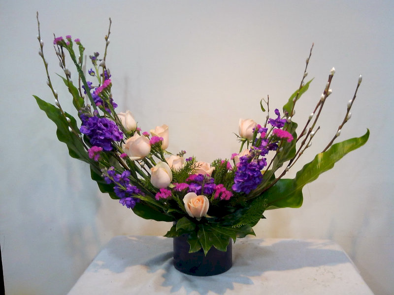 Kiểu cắm dáng bán nguyệt phù hợp với bình trụ cao