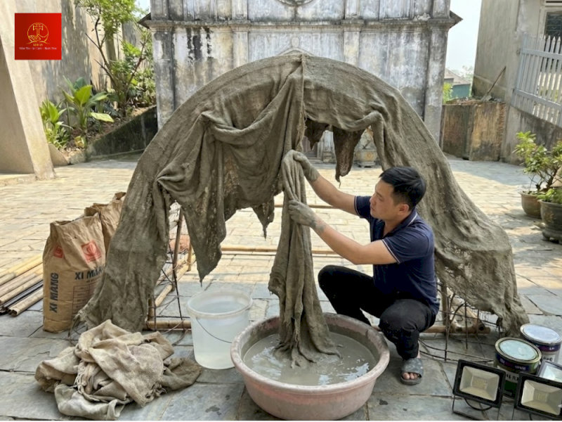 Phủ vải đã tẩm xi măng lên khung lưới và khéo léo tạo các nếp gấp