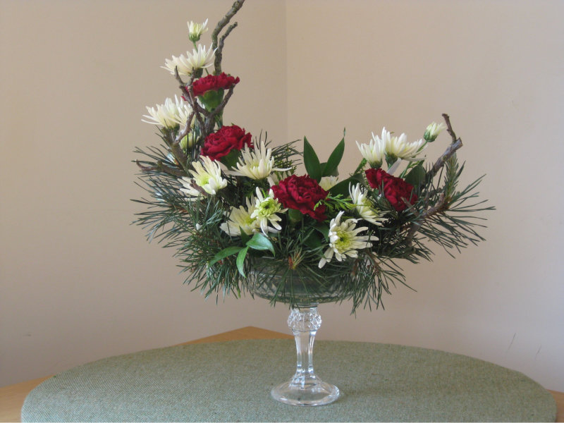 Việc chọn màu hoa tương ứng mùa Phụng vụ sẽ giúp lẵng hoa đẹp và ý nghĩa