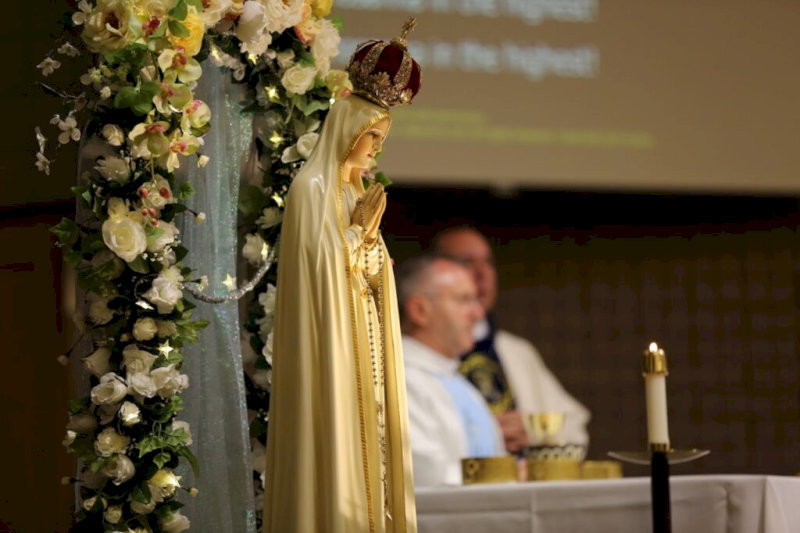 Với sự uyển chuyển đặc trưng, kiểu cắm này rất hợp cho những ngày lễ trọng