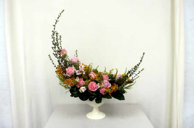 Trên bàn thờ, lẵng bán nguyệt thường được đặt chính giữa