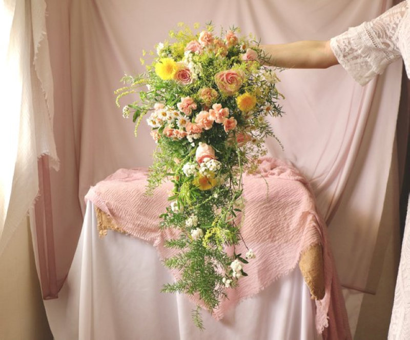 Lẵng hoa dáng lưỡi liềm/thác đổ