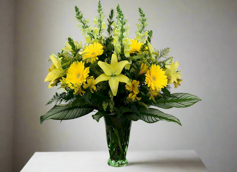 Lẵng hoa có cấu trúc hình tam giác rõ ràng với điểm nhấn cao nhất ở đỉnh