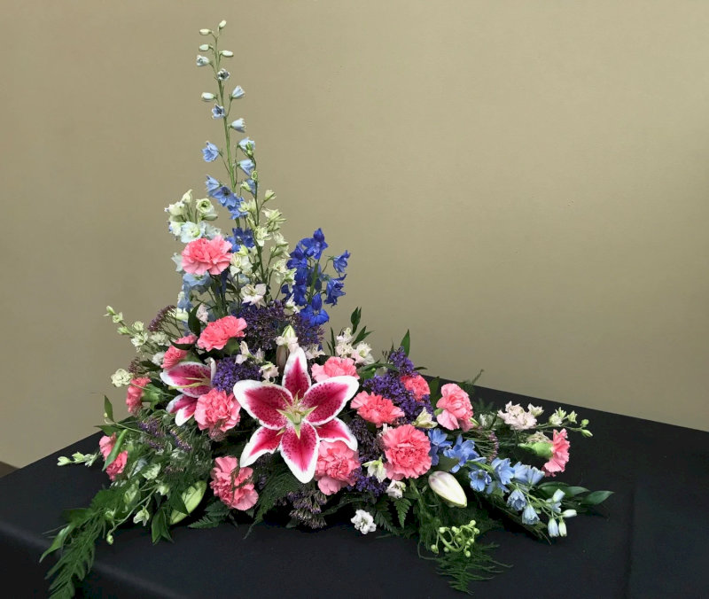 Kiểu cắm chữ L phù hợp với bàn thờ có không gian góc cần được làm nổi bật