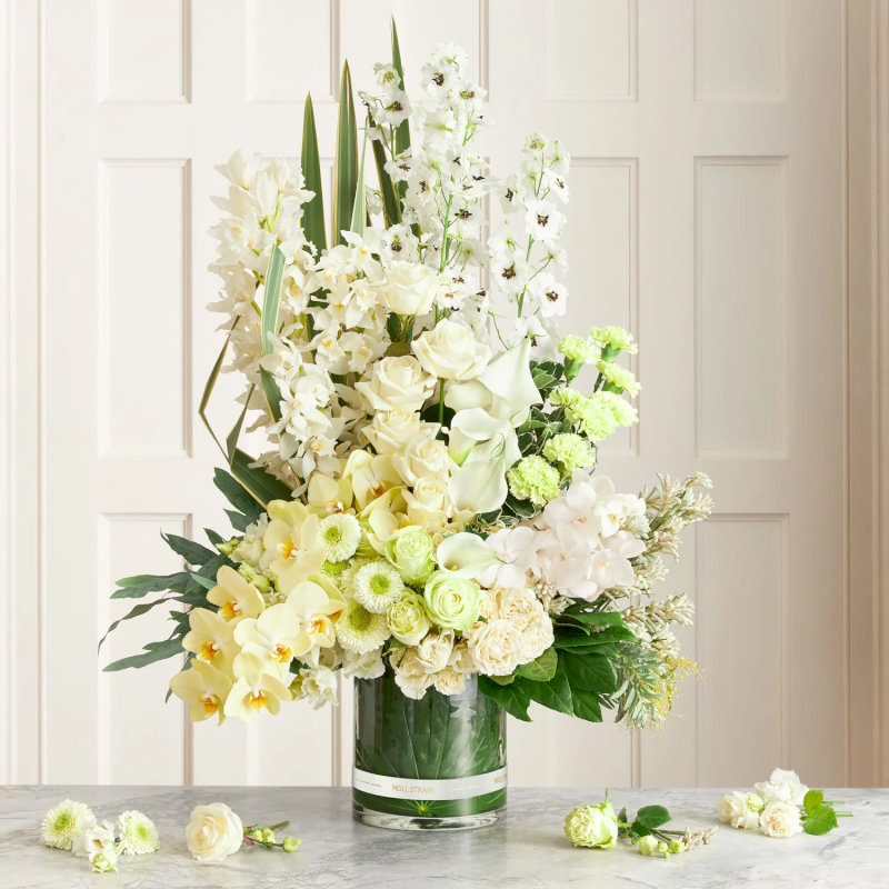 Lẵng hoa có cấu trúc hình tam giác rõ ràng với điểm nhấn cao nhất ở đỉnh