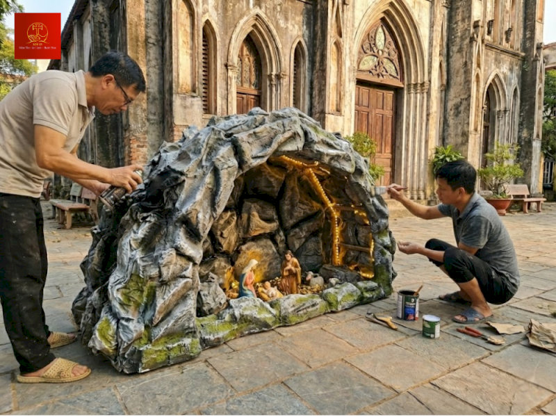 Phun sơn tạo khối sáng tối và điểm xuyết màu xanh rêu giúp hang đá