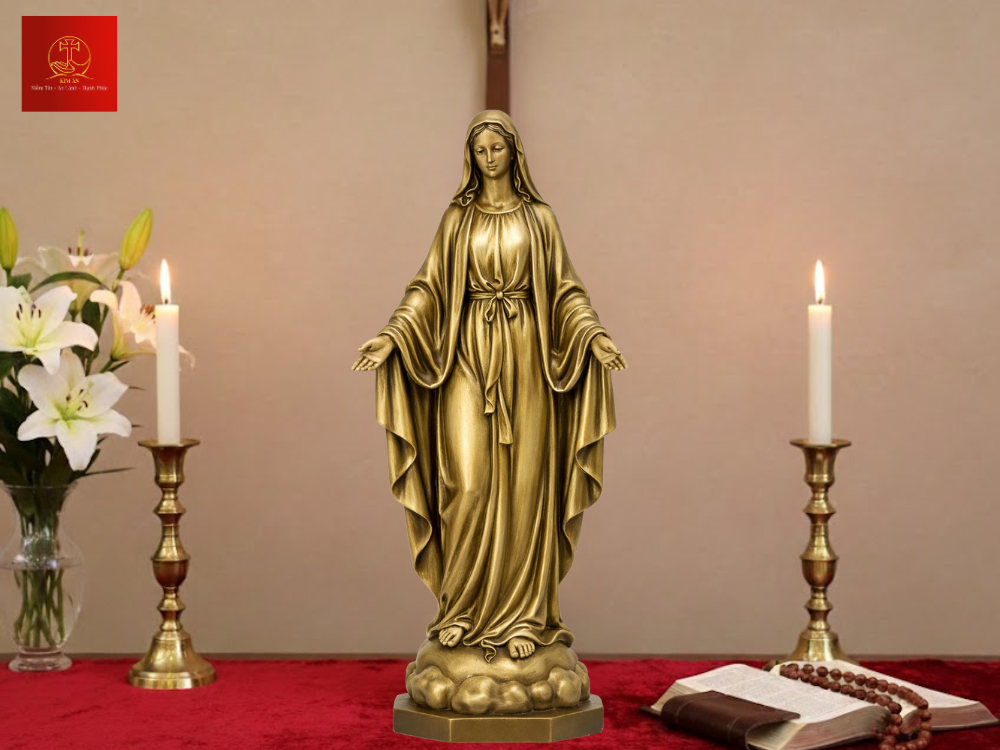 Mẫu bàn thờ Đức Mẹ tối giản kết hợp bệ gỗ tự nhiên bọc nhung tạo cảm giác thanh thoát cho không gian cầu nguyện