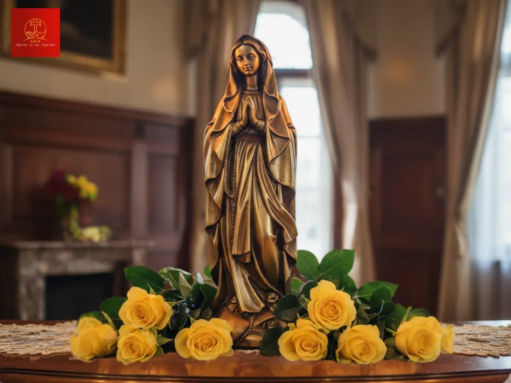 Mẹ Lộ Đức đứng trang nghiêm chắp tay cầu nguyện cùng tràng chuỗi Mân Côi.