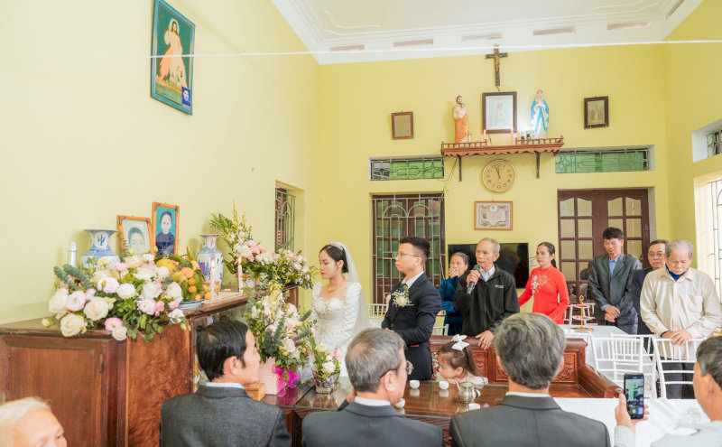 Việc chọn trang phục lịch sự, hài hòa giúp buổi lễ trở nên ấm cúng