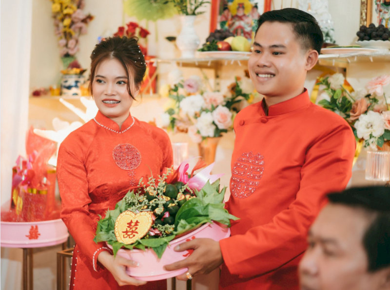 Cô dâu và chú rể cùng dâng trầu cau và thắp hương trước bàn thờ gia tiên nhà trai