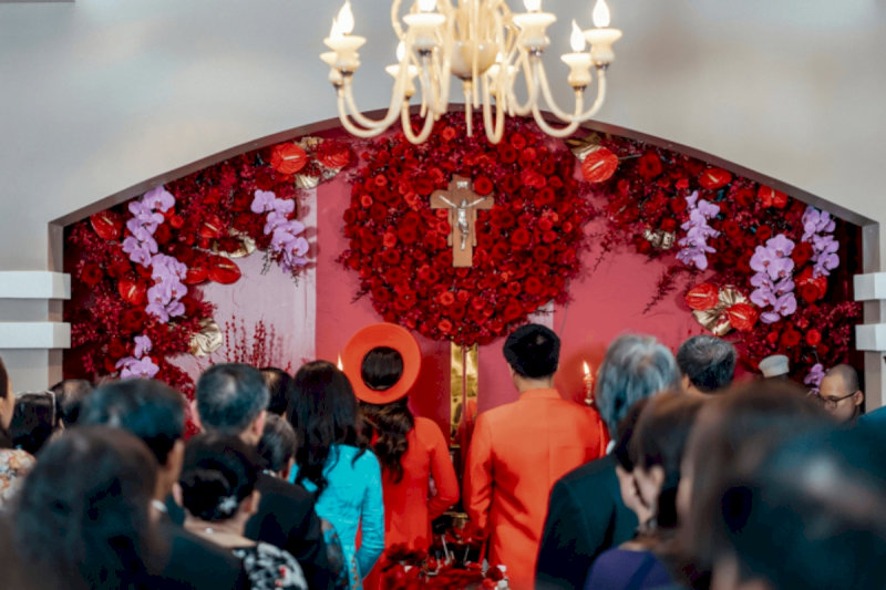 Sau nghi thức niệm hương, cha mẹ chú rể sẽ cùng khấn nguyện, ghi niệm công ơn tổ tiên