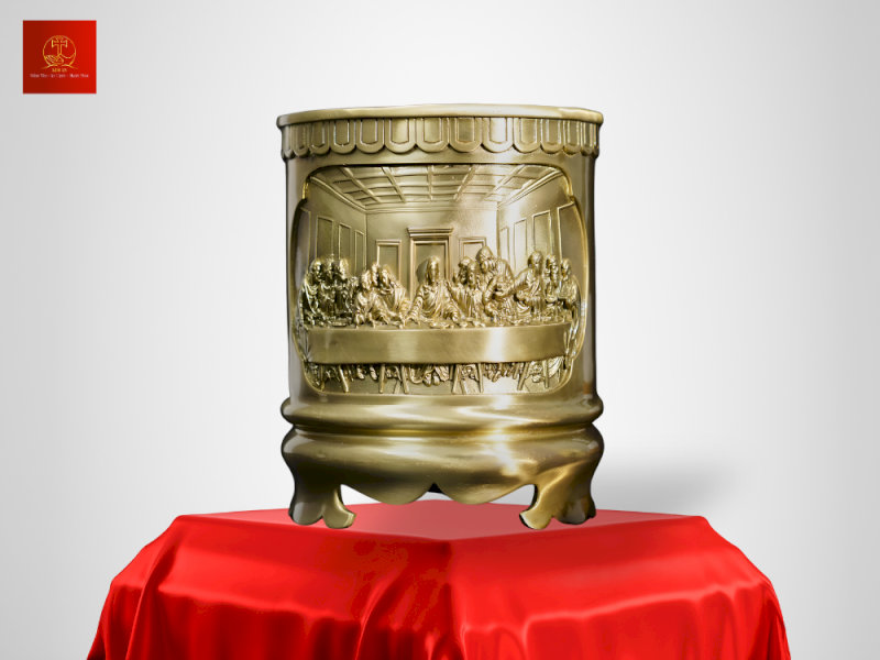 Bát hương đồng họa tiết tinh xảo, phù hợp với không gian thờ phụng trong gia đình