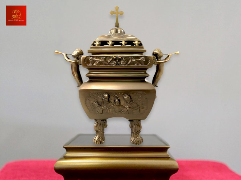 Lư hương đồng vuông được chạm khắc tinh xảo