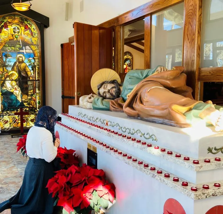 Tượng Thánh Giuse ngủ lớn tại St. Joseph Catholic Church
