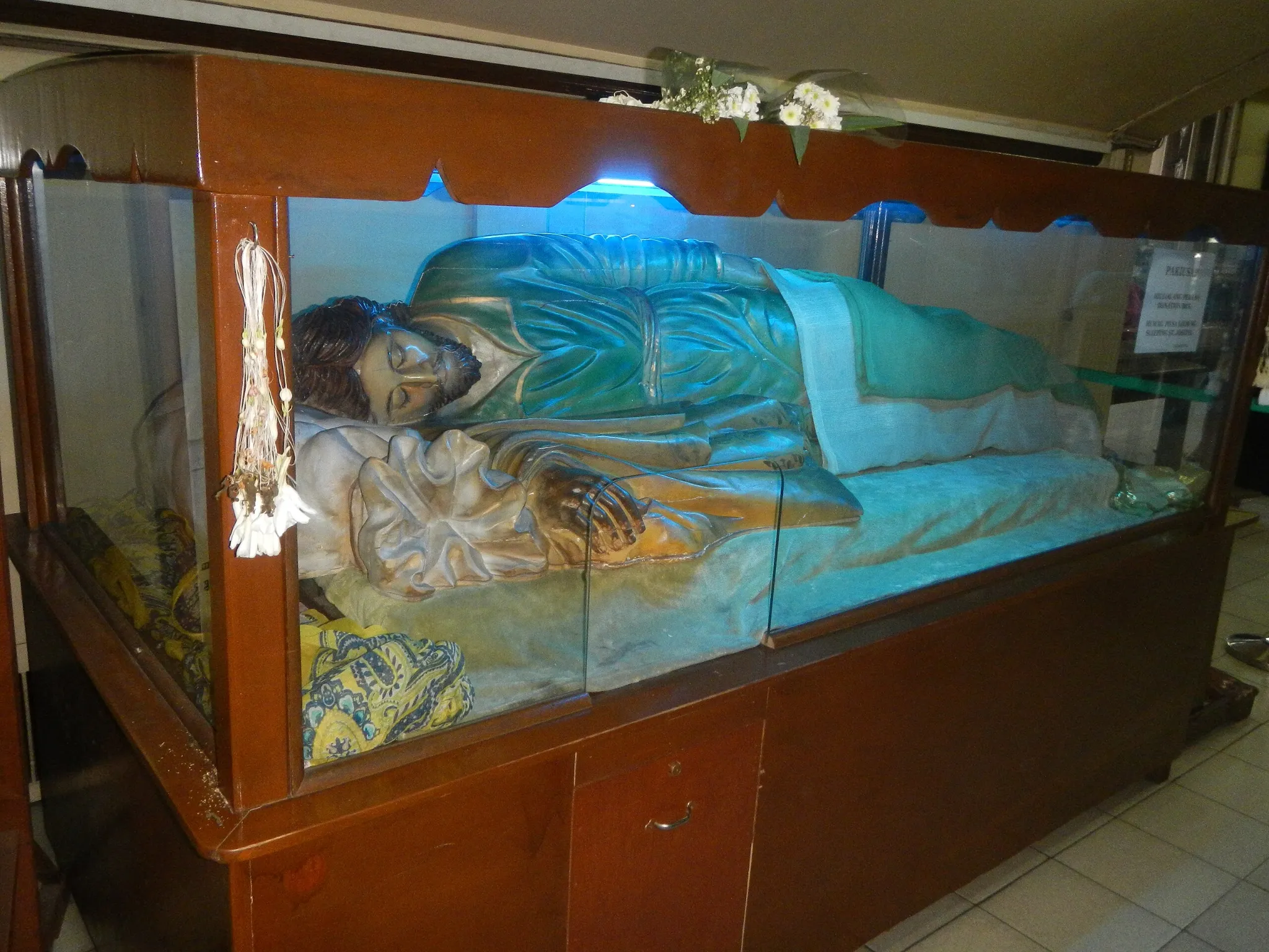Tượng Thánh Giuse ngủ tại Giáo xứ Thánh Giuse Cubao