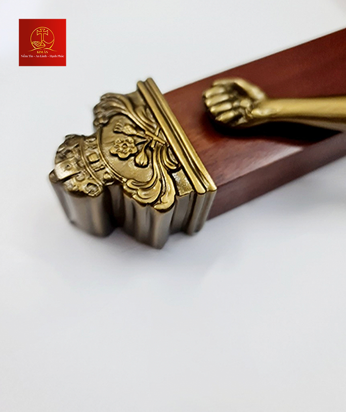 Thánh Giá Chúa Giêsu Bằng Gỗ Treo - Màu Cổ Điển