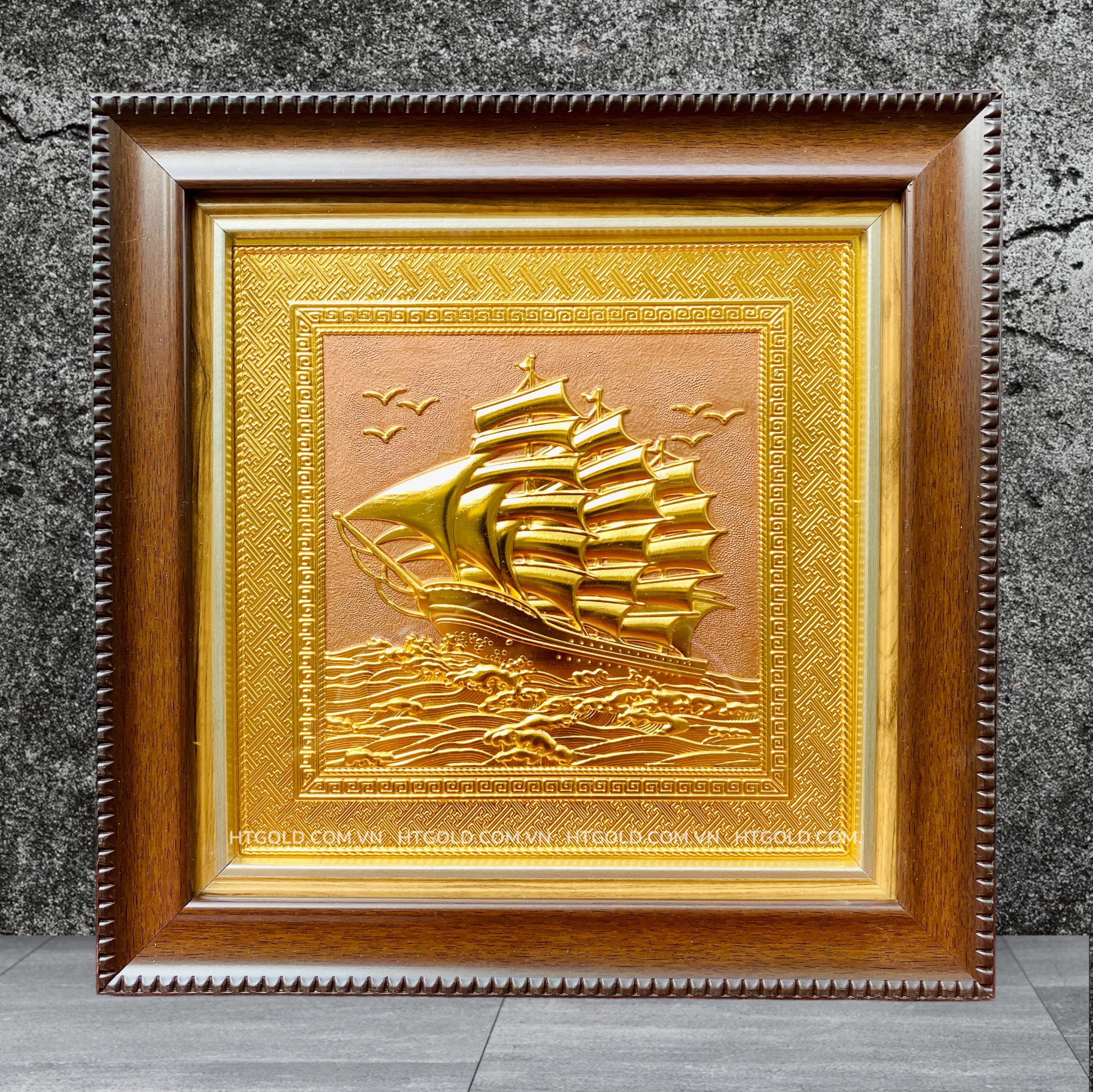 TRANH ĐỒNG THUẬN BUỒM XUÔI GIÓ, MẠ VÀNG 24k (Kích thước 30cm x 30cm)...