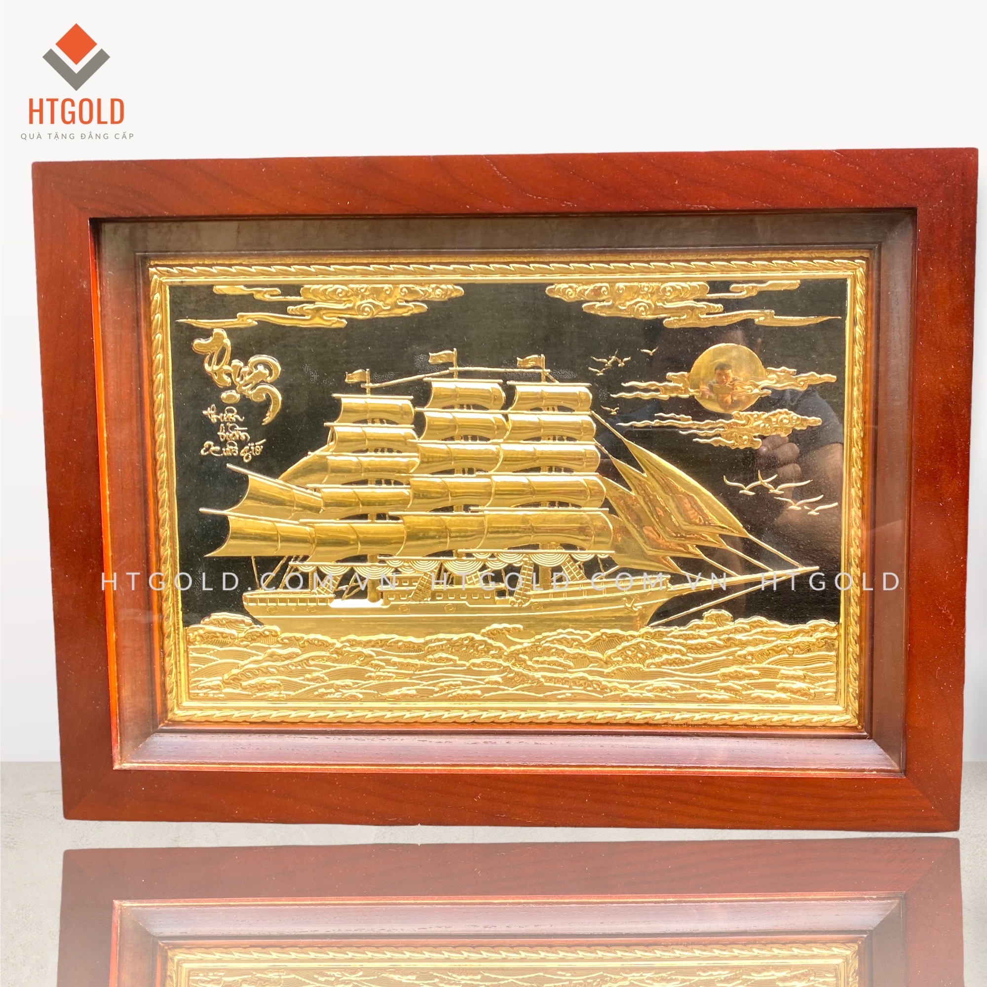 TRANH ĐỒNG THUẬN BUỒM XUÔI GIÓ, MẠ VÀNG 24K (Kích thước 38cm x 54cm)