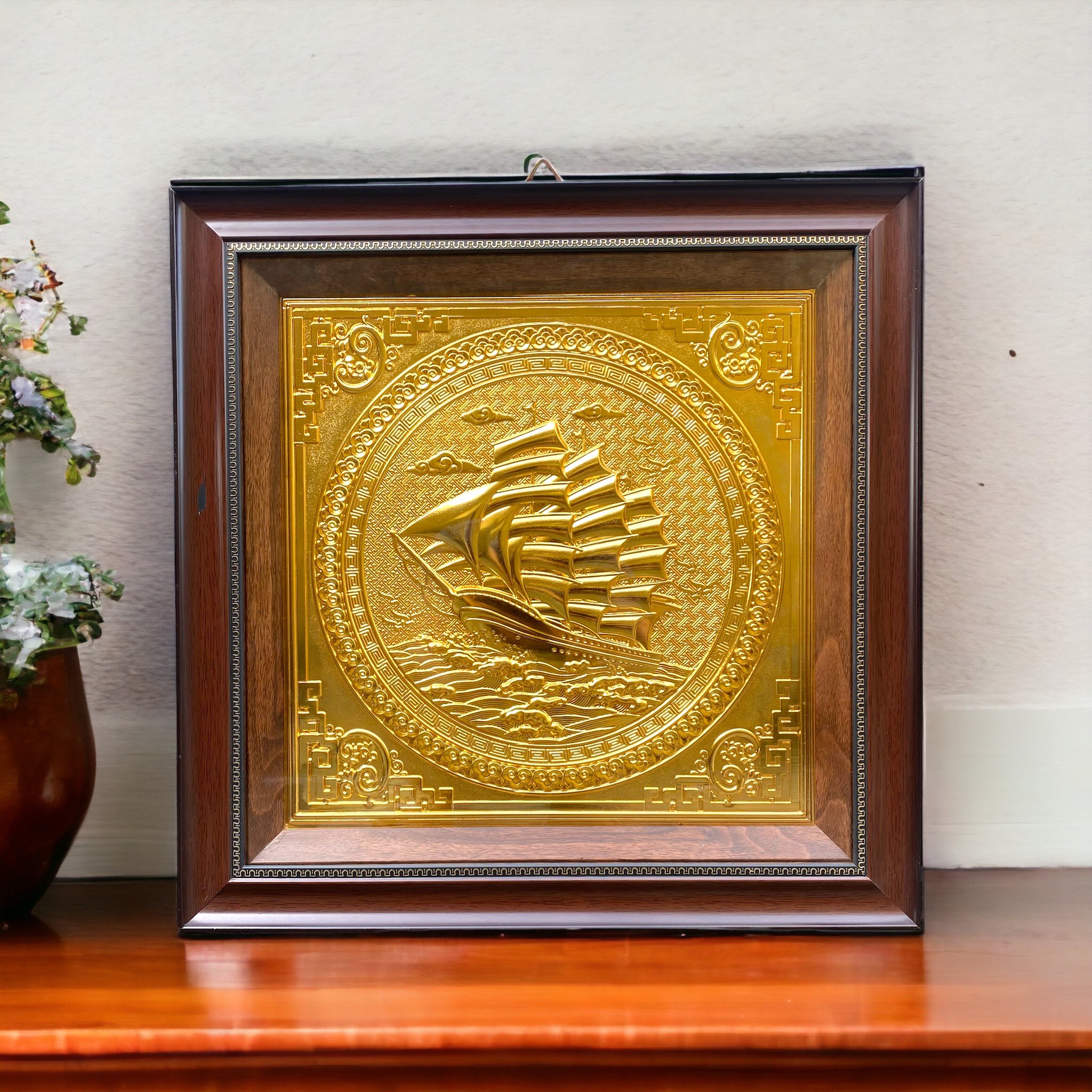 TRANH ĐỒNG THUẬN BUỒM XUÔI GIÓ, MẠ VÀNG 24k (Kích thước 48cm x 48cm)...