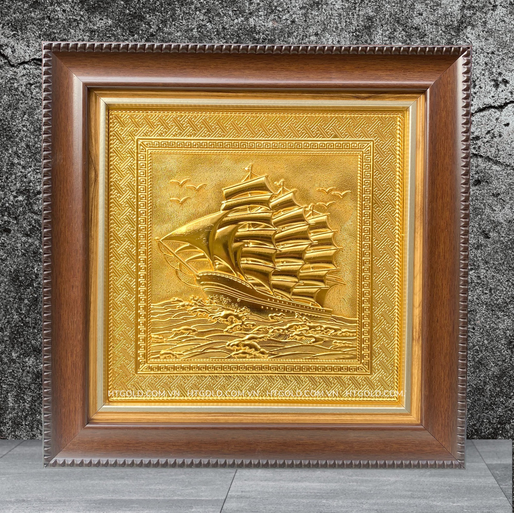 TRANH ĐỒNG THUẬN BUỒM XUÔI GIÓ, MẠ VÀNG 24k (Kích thước 30cm x 30cm)...