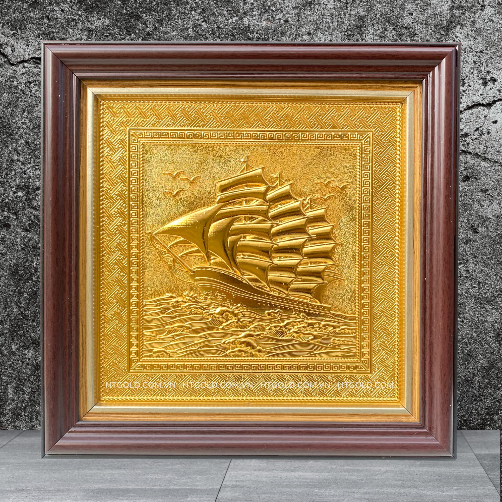 TRANH ĐỒNG THUẬN BUỒM XUÔI GIÓ, MẠ VÀNG 24k (Kích thước 30cm x 30cm)...