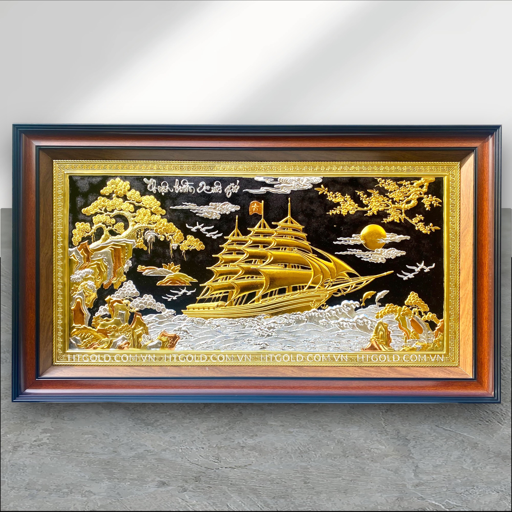 TRANH ĐỒNG THUẬN BUỒM XUÔI GIÓ DÁT VÀNG BẠC (62cm x 108cm)