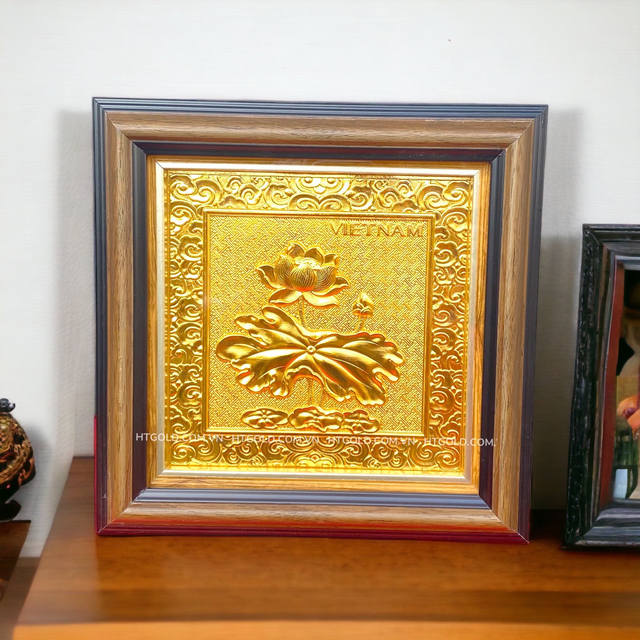 TRANH HOA SEN BẰNG ĐỒNG, MẠ VÀNG 24K <br> (Kích thước 26cm x 26cm)..